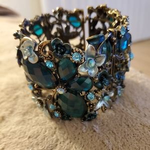 Breathtaking teal colored ornament bangle